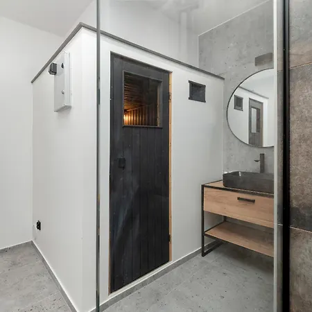 Spacious 82 M2 With Sauna Near Plac Wolnosci In By Renters * Lodz