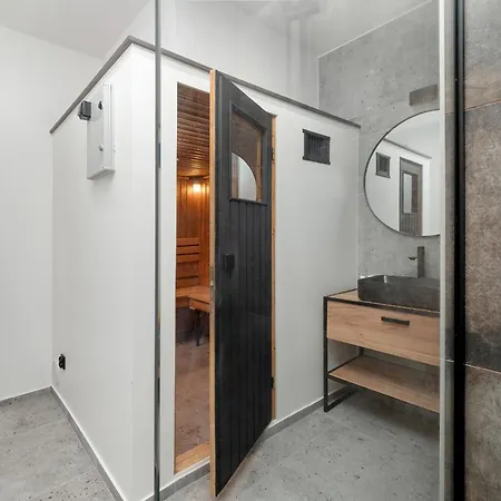 Spacious 82 M2 With Sauna Near Plac Wolnosci In By Renters